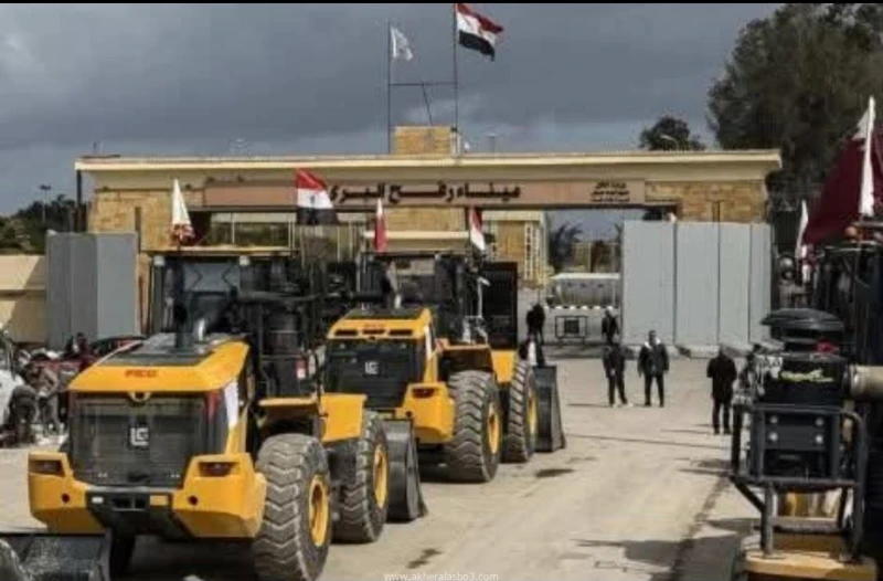 مصر تضمد جراح غزة.. معدات إعمار القطاع تبدأ رحلتها عبر معبر رفح متابعةايمن عواد جاد بدعم مصرى قطرى متواصل.. لوادر تحمل علم مصر تعبر رفح للمساهمة فى البناء.. والجهود الإنسانية تتواص