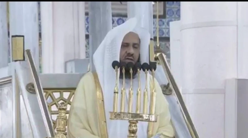 مقتطفات من خطبة الجمعة بالمسجد الحرام والمسجد النبوي أعلنت الهيئة العامة بشئون المسجد الحرام والمسجد النبوي مقتطفات من خطبة الجمعة اليوم.جاءت الخطبة في المسجد النبوي عن الاستغفار و