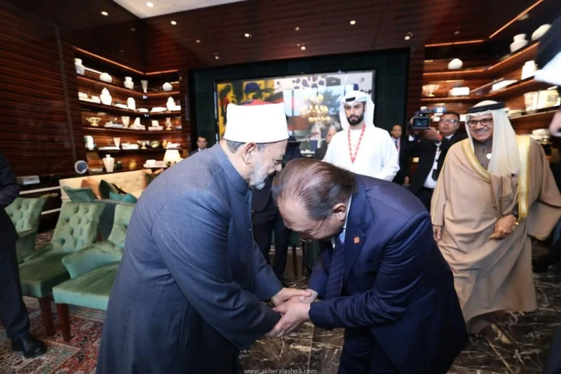 شيخ الأزهر يهدي رئيس الوزراء الماليزي درع حكماء المسلمين تقديرا لجهوده في خدمة الإسلام ودعم قضايا الأمة كتب - محمود الهندي استقبل فضيلة الإمام الأكبر أ. د. أحمد الطيب، شيخ الأزهر ا