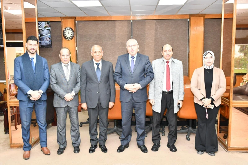 كتبت أمل عبد الرحيم في إطار التعاون المشترك بين جامعة قناة السويس والأكاديمية العسكرية للدراسات العليا، استقبل الدكتور ناصر مندور، رئيس الجامعة، اليوم الأحد الموافق 9 فبراير، اللوا