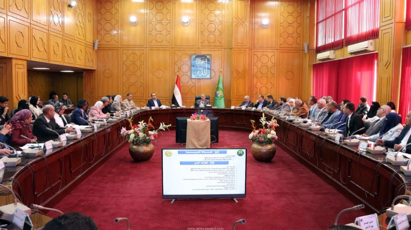 كتبت أمل عبد الرحيم عقد اللواء طيار أ.ح أكرم محمد جلال محافظ الإسماعيلية، صباح اليوم الأحد، اجتماعا موسعا لكافة القيادات التنفيذية بالمحافظة؛ لمتابعة سير العمل في كافة المديريات ال