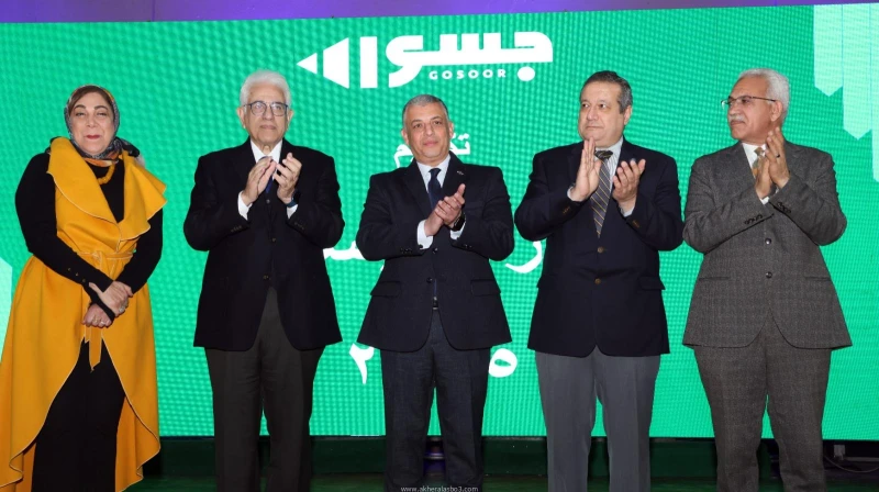 كتبت أمل عبد الرحيم قام اللواء طيار أ.ح أكرم محمد جلال محافظ الإسماعيلية، والدكتور حسام بدراوي رئيس اللجنة الاستشارية لمؤسسة التعليم أولا ومبادرة جسور، اليوم الخميس، بتكريم المدارس