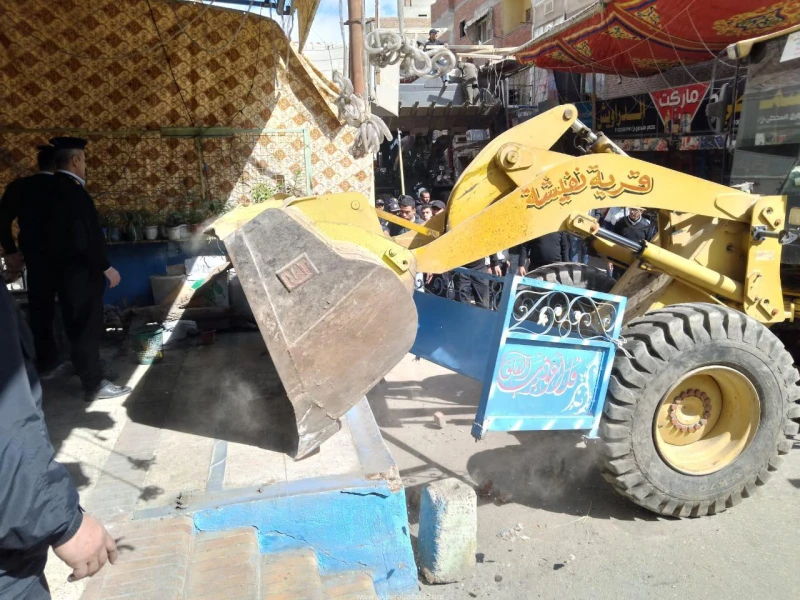 كتبت أمل عبد الرحيم تنفيذا لتوجيهات اللواء طيار أ.ح أكرم محمد جلال محافظ الإسماعيلية، بضرورة المتابعة المستمرة وإزالة كافة الإشغالات والمعوقات التي تعطل حركة المارة، وتؤثر على السي