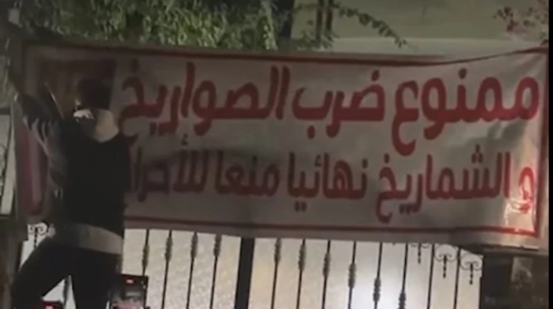 ممنوع ضرب الصواريخ.. زغاريد أمام منزل عصام صاصا (فيديو) احتفل أصدقاء مؤدي المهرجانات عصام صاصا، بالإفراج عنه في وقت سابق من أمس الأربعاء.واحتشدت