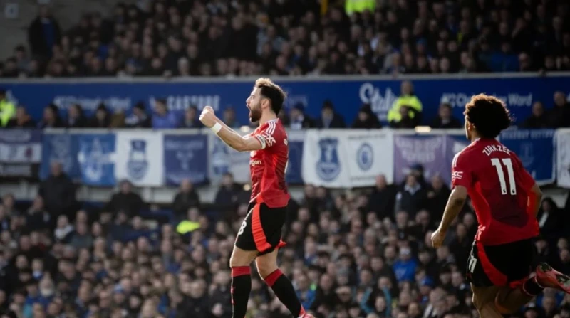 مانشستر يونايتد يحول تأخره إلى تعادل مع إيفرتون بالبريميرليج انتهت مباراة مانشستر يونايتد وإيفرتون، بالتعادل الإيجابي 2-2، في إطار منافسات الجولة