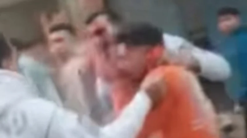 كرسي على باب القهوة يكشف ملابسات فيديو خناقة دمياط كشفت أجهزة وزارة الداخلية، ملابسات مقطع فيديو على مواقع التواصل الاجتماعي تضمن قيام أحد الأشخاص بالتعدي على آخر في محافظة دمياط.ت