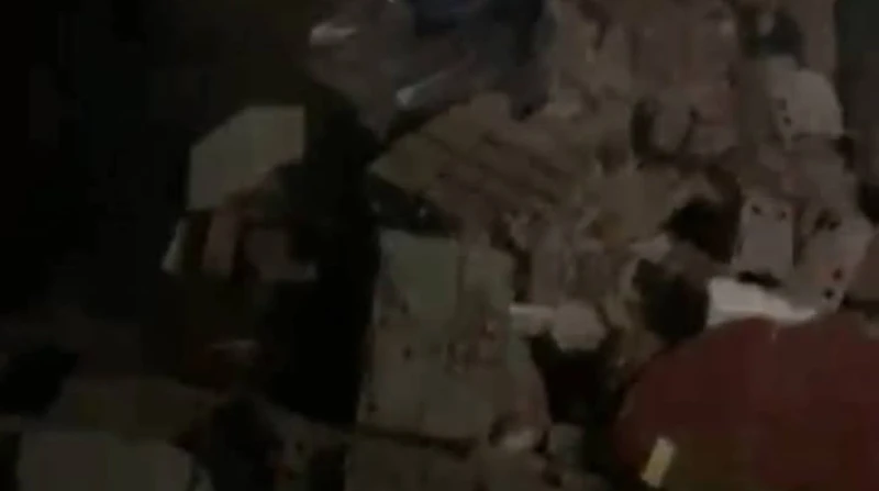 البيت وقع عليهم.. وفاة سيدة وإصابة 4 في انهيار منزل بأسيوط شهدت قرية النخيلة التابعة لمركز أبو تيج بمحافظة أسيوط، فاجعة إنسانية، حيث انهار منزل مكون