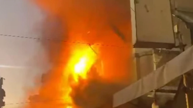 ماما في المطبخ.. احترقت وجبة الإفطار فمات الابن وتفحم جثمانه شهدت منطقة البساتين حادثة مأساوية بعد نشوب النيران بشقة سكنية، ما أسفر عن وفاة شاب متأثرا بإصابته بالاختناق والحروق أما