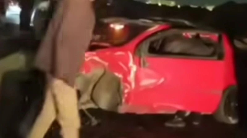 العربية بقت صفيحة.. انقلاب سيارة ووقوع إصابات بأكتوبر (صور) انقلبت سيارة ملاكي بطريقة مروعة اليوم، بسبب السرعة الزائدة بمنطقة أكتوبر، وأصيب 3 أشخاص بداخلها، وتم نقلهم للمستشفى لتلق