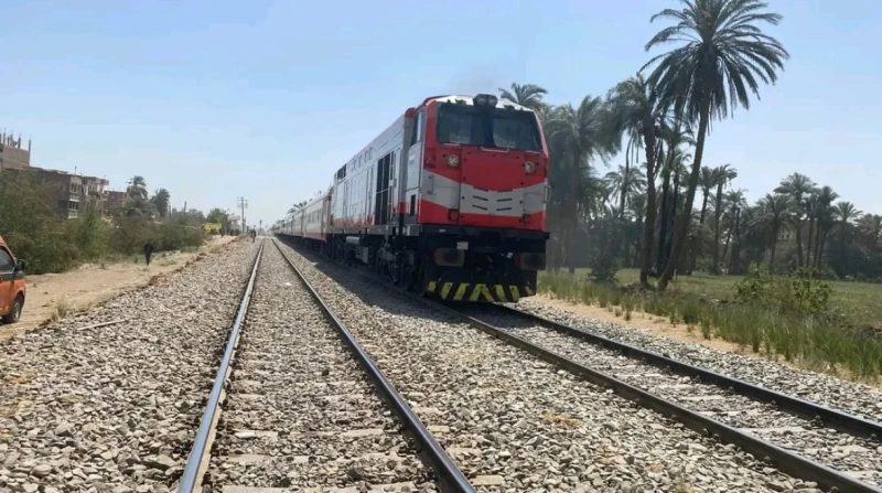 أثناء عبوره السكة.. وفاة شاب صدمه قطار بأسيوط لقي شاب في العقد الثالث من عمره مصرعه بعد أن دهسه قطار أثناء عبوره السكة الحديد، اليوم الخميس، بمحطة