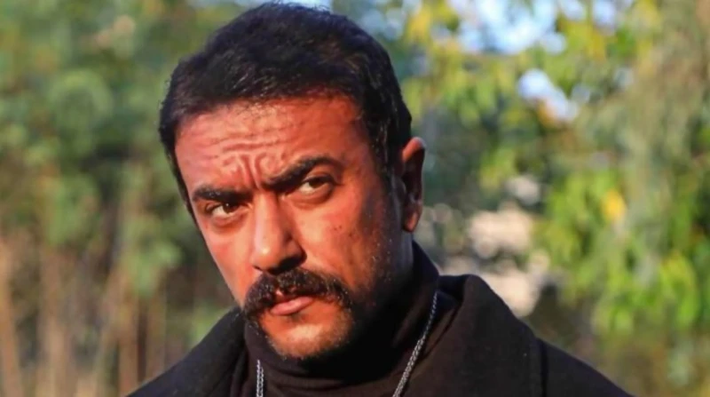 العوضي: ناس كتير عملوا مسابقات بعدي.. وكل نجم يخاطب من يحبوه دافع الفنان أحمد العوضي عن نفسه بعد موجة انتقادات من قبل متابعين حول تركيزه على تقديم أعمال الدراما الشعبية، ضمن موسم د