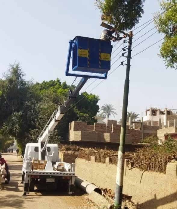 تركيب كشافات إنارة حديثة لرفع كفاءة مستوى الإنارة في قرية المريس وجزيرة ارمنت بمدينة الطود بالاقصر الأقصر علاء النواصري أعلن علي سيد صادق رئيس مركز ومدينة الطود، قيام الوحدة المحلي