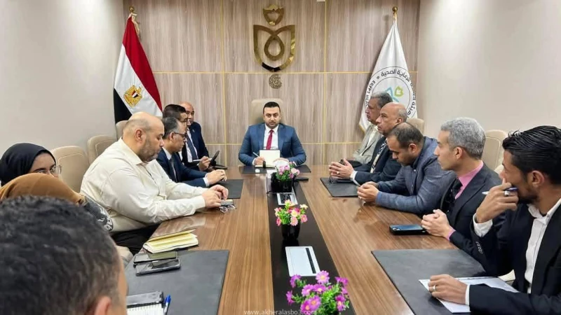 مدير فرع الرعاية الصحية بالأقصر يعقد اجتماع توجيهي دوري لمتابعة سير العمل ولتعزيز الآداء والتصدي للتحديات الاقصر علاء النواصري عقد الدكتور محمد شعبان مدير فرع الهيئة بالأقصر الاجتم