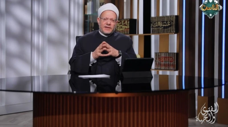 شوقي علام عن تعاون الزوجين: النبي كان يساعد أهله في أعمال البيت أكد مفتي الديار المصرية السابق، الدكتور شوقي علام، أن الخلاف الفقهي يعد من أبواب الرحمة، حيث إنه يعكس تنوعا في الاجت