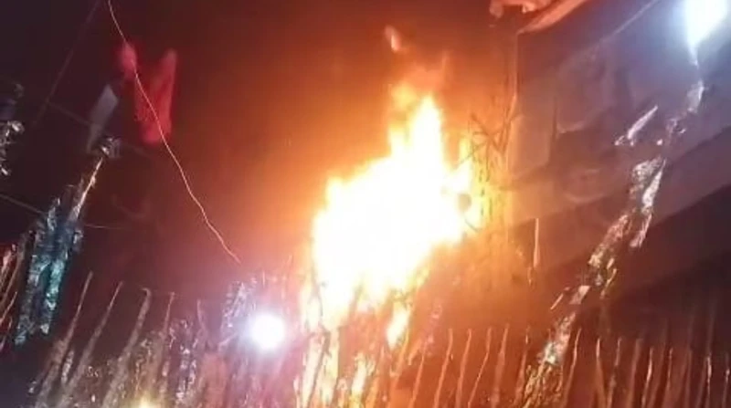 رعب وقت السحور.. حريق هائل يلتهم عقارا سكنيا بمنشأة ناصر (صور) نشب حريق هائل في عقار سكني بمنطقة منشأة ناصر، وهرعت سيارات الإطفاء لإخماده. حريق هائل في عقار سكني بمنطقة منشأة ناصرت