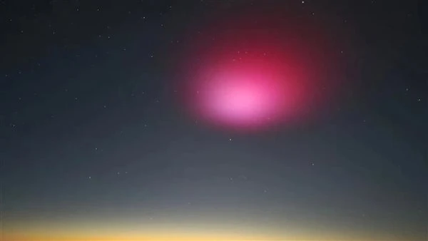 ظهور سحابة أرجوانية غامضة في السماء فوق جبل موسى يثير ذعر سكان سانت كاترين...وهذا هو تفسيرها العلمي ظهرت سحابة حمراء بنفسجية (أرجوانية ) فوق جبل موسى في مدينة سانت كاترين المصرية ا