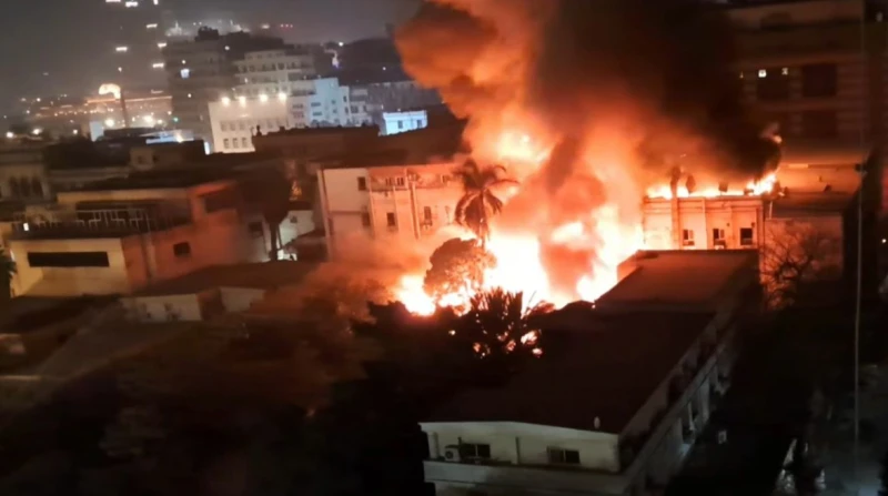 قطع الكهرباء عن محيط حريق المعامل المركزية لوزارة الصحة بوسط البلد كشفت مصادر أمنية، أنه تم قطع التيار الكهربائي عن المنطقة المحيطة بحريق مبنى المعامل المركزية التابعة لوزارة الصحة