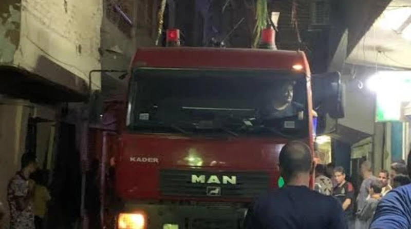 خلف استراحة المحافظ.. نشوب حريق في عقار مكون من 6 طوابق ببنها سيطرت الحماية المدنية في محافظة القليوبية، على حريق نشب في الدور الأخير من عقار مكون من