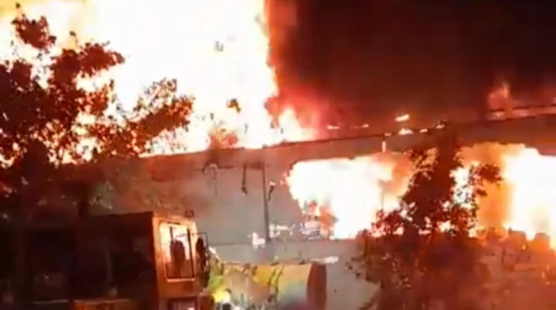 حريق هائل يلتهم مخزنا للأجهزة الكهربائية في المنيا (صور) نشب حريق هائل داخل مخزن للأجهزة الكهربائية بمركز بني مزار، شمال محافظة المنيا، في الساعات الأولى من صباح اليوم الأربعاء، وت