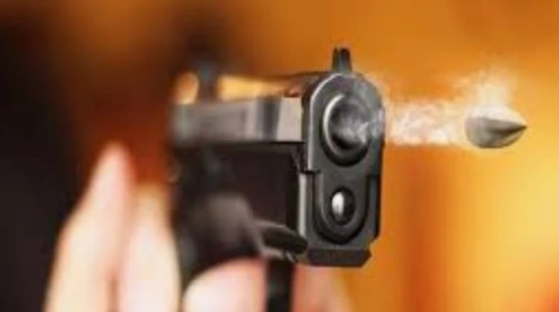 مشادة تنتهي بإطلاق نار.. إصابة شاب على يد شقيق طليقته في الفيوم أصيب شاب بطلق ناري على يد شقيق طليقته بعزبة عمار الجرمي بدائرة مركز سنورس بمحافظة الفيوم، على خلفية خلافات المصاهرة