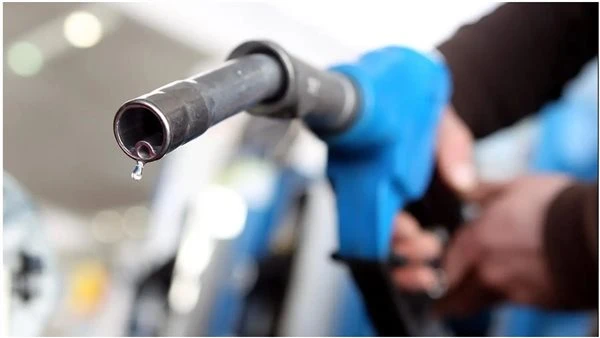 مفاجآة مدوية .. خبير يتوقع أسعار البنزين بعد رفع الدعم كليا مع نهاية 2025 أوضح نائب رئيس هيئة البترول الأسبق والخبير البترولي - المهندس مدحت يوسف، آلية تحديد أسعار منتجات البنزين ا