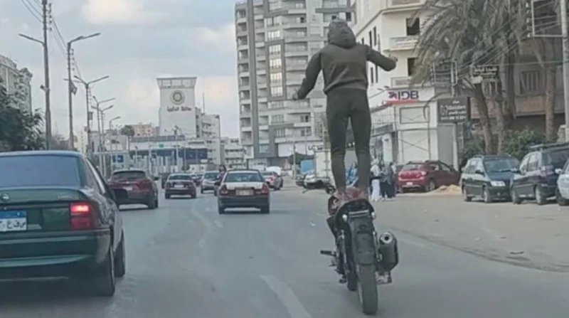 ضبط شخصين لأداء حركات استعراضية بدراجات نارية في دمياط ألقت أجهزة الأمن في مديرية أمن دمياط، اليوم الخميس، القبض على شخصين، بتهمة أداء حركات