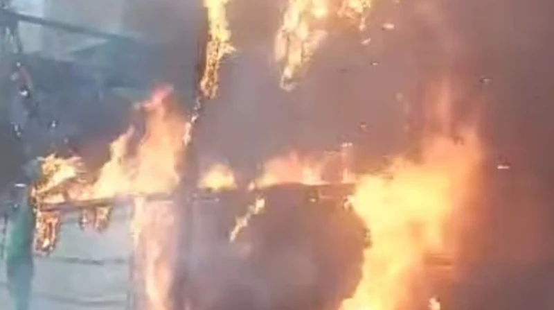 تفحم بالكامل.. حريق هائل في محل كماليات دراجات نارية بأكتوبر شهدت منطقة أكتوبر ثان بمحافظة الجيزة، حادثة حريق مروع اندلع داخل محل لبيع كماليات