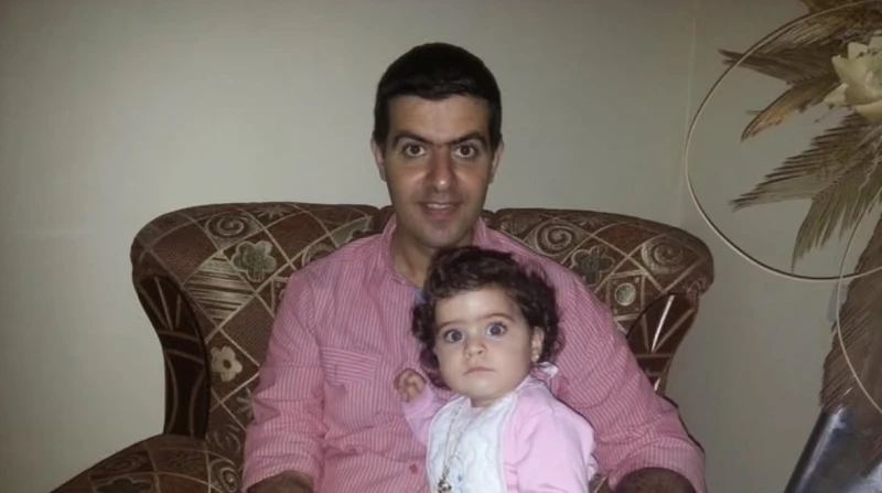 من غزة إلى القاهرة.. مأساة طبيب فلسطيني تنتهي بحادث مروع واقعة مأساوية شهدتها منطقة 6 أكتوبر بمحافظة الجيزة، عندما فارق شاب فلسطيني الحياة في حادث مروري، بعدما ترك بلاده بسبب حرب غ