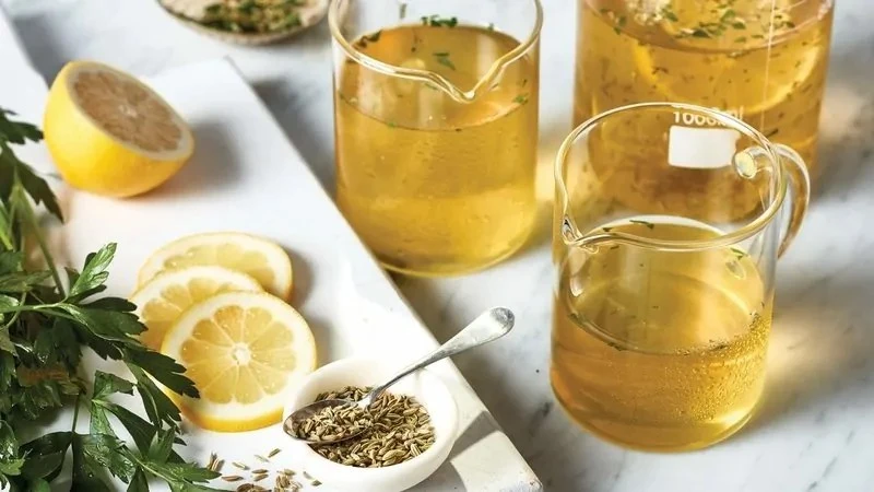 الشاي أم الزنجبيل؟ أي المشروبات الأفضل لعلاج الانتفاخ؟ يواجه الكثيرون مشكلة الانتفاخ بعد تناول الطعام، مما يسبب شعورا بعدم الراحة واضطرابات هضمية، خاصة عند تناول الأطعمة الدسمة أو 