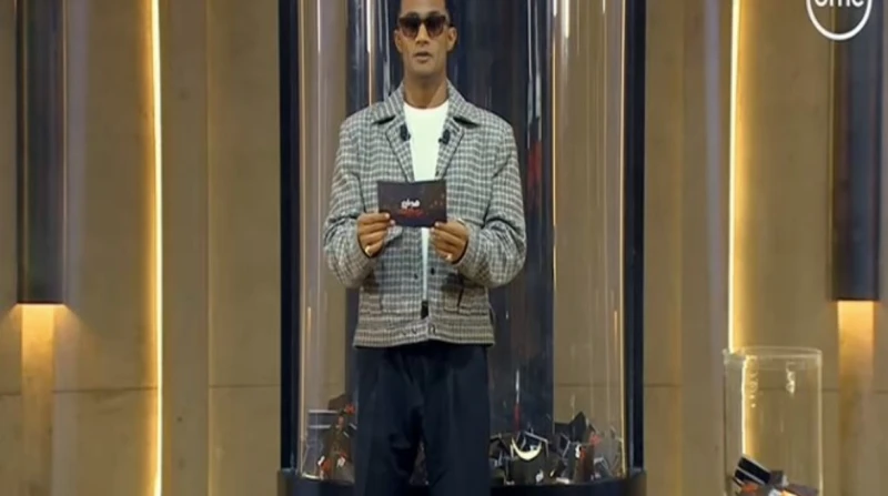 رمضان ل شاب يريد اللعب بالقلعة الحمراء: الأهلي معندوش وسايط وجه الفنان محمد رمضان رسالة دعم للشاب الفائز بمبلغ مالي بقيمة 50 ألف جنيه وهو أحد العاملين بالعاصمة الإدارية الجديدة، خل