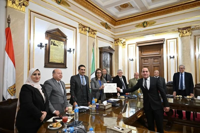 تسليم الجوائز للفائزين فى مسابقة وقف المستشار شوقي الفنجرى للعام 2024م حول الاقتصاد الأخضر والتنمية المستدامة كتب - محمود الهندي نظم قطاع خدمة المجتمع بجامعة القاهرة تحت رعاية الدك