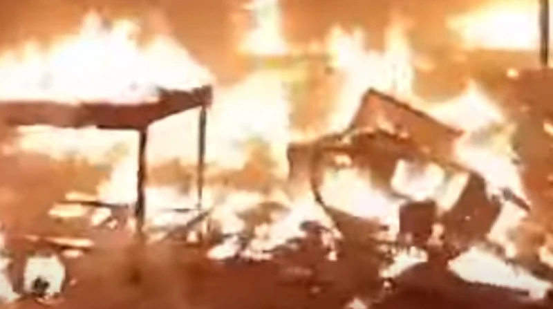 حريق هائل في سوق تجاري بأسيوط.. و10 سيارات إطفاء للسيطرة عليه نشب حريق هائل داخل محل ملابس بسوق البساتن بمدينة منفلوط في محافظة أسيوط، وامتدت النيران وألسنة اللهب إلى المحلات التجا