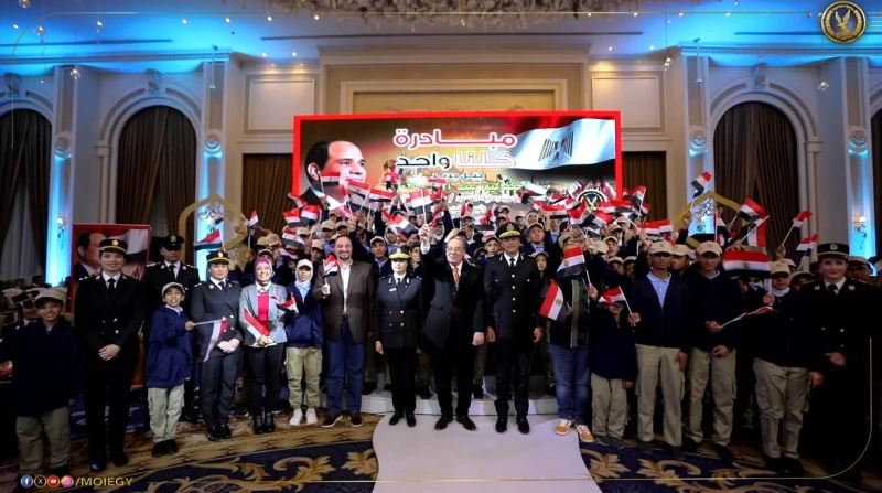 الداخلية تحتفل بعيد الأم مع شباب وطلائع المناطق الحضارية الجديدة.. فيديو نظمت وزارة الداخلية احتفالية خاصة بمناسبة عيد الأم، شارك فيها شباب وطلائع المناطق الحضارية الجديدة، وذلك في