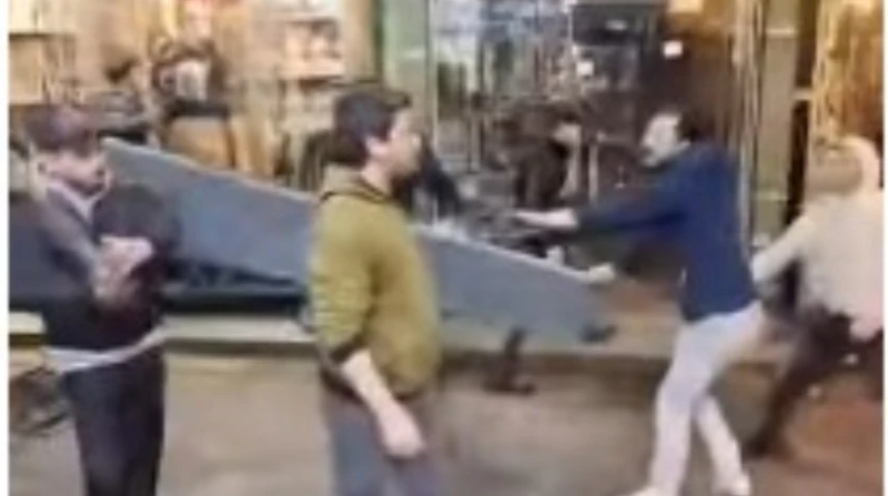 الأمن يلاحق 4 بلطجية اقتحموا مائدة الرحمن في الحسين تكثف أجهزة الأمن بالقاهرة جهودها للقبض على أربعة أشخاص اقتحموا مائدة رحمن في منطقة الحسين بحي الجمالية، واعتدوا على العاملين بها