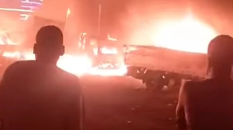 22 سيارة إطفاء للسيطرة على حريق هائل بجراج بالخصوص (صور) اندلع حريق هائل داخل جراج سيارات في منطقة الخصوص بمحافظة القليوبية، ما أدى إلى احتراق عشرات