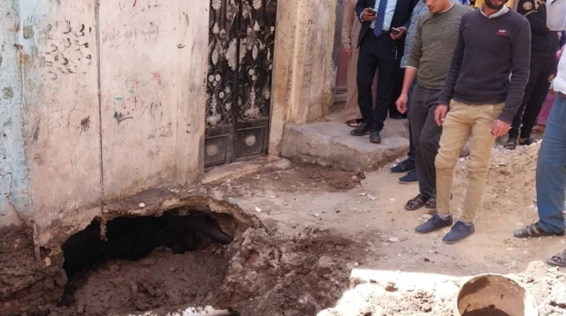 آيلان للسقوط.. إخلاء منزلين من السكان في أسيوط صور أخلت الأجهزة التنفيذية بمركز ومدينة أبو تيج بمحافظة أسيوط اليوم، منزلين آيلين للسقوط من السكان، وفصلت المرافق العامة عنهما.تلقى ا