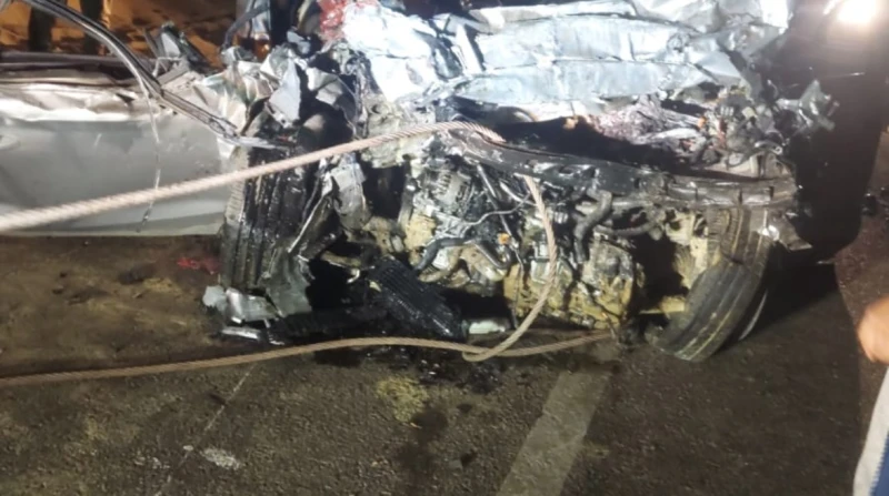 مصرع 5 أشخاص في حادث تصادم مروع بطريق الواحات لقي 5 أشخاص مصرعهم في حادث تصادم مروع بين سيارتين ملاكي، بطريق الواحات، وهرعت سيارات الإسعاف إلى مكان الحادث.حادث الواحات تلقى اللواء