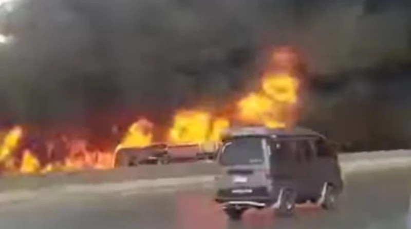 قديم.. مصدر أمني يكشف حقيقة حريق سيارات أعلى الطريق الدائري كشف مصدر أمني حقيقة الفيديو المتداول، اليوم الثلاثاء، لحريق كبير في عدد من السيارات أعلى الطريق الدائري. حقيقة حريق سيار