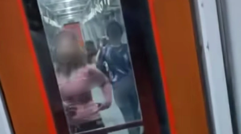 الأمن يفحص فيديو فتاتين ترقصان في مترو الأنفاق تفحص الأجهزة الأمنية بمديرية أمن القاهرة مقطع فيديو متداول على مواقع التواصل الاجتماعي، يظهر فيه فتاتان ترقصان داخل إحدى عربات مترو ا