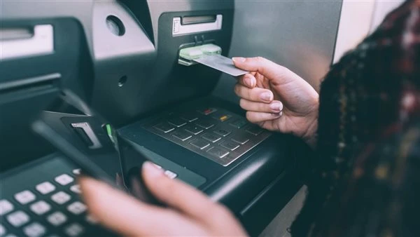 شوف هتدفع كام .. آخر تحديث لرسوم السحب من ماكينات ال التابعة للبنوك المصرية تتيح البنوك العديد من الخدمات والتي من بينها خدمات بطاقات الخصم المباشر أو الائتمان، وتقدم تلك الخدمة من