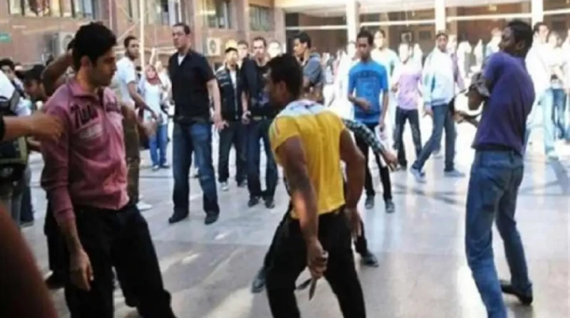 بسبب أولوية المرور.. إصابة 6 أشخاص في خناقة شوارع بالوراق أصيب 6 أشخاص في مشاجرة دامية بسبب خلاف على أولوية المرور بدائرة قسم شرطة الوراق.مشاجرة في