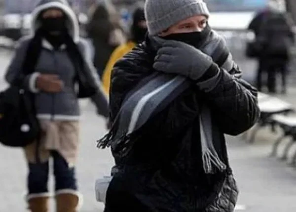 تقلبات الطقس في العيد.. كيف تحمي صحتك من تغيرات الحرارة؟ مع اقتراب عيد الفطر، يشهد الطقس تغيرا ملحوظا، حيث تنتهي أيام رمضان بدرجات حرارة مرتفعة، ليأتي العيد بأجواء أكثر برودة، مما