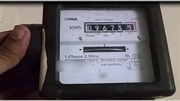 انطلاق صفارات الإنذار .. تحذيرات مشددة تهم أصحاب عدادات الكهرباء القديمه قدامك 10 ايام فقط حذرت وزارة الكهرباء والطاقة المتجددة، المشتركين الذين ما زالوا يستخدمون عدادات قديمة، من 