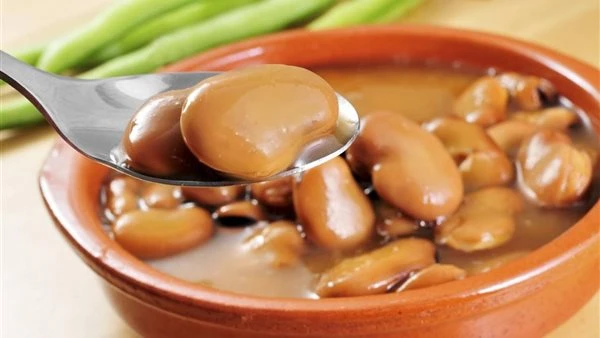 من النهاردة اوعى تفكر تشترى فول فى كيس بلاستك...الاطباء يحذرون ويحذرون من مدى خطورتها الأطعمة الساخنة مثل الفول ، عندما توضع في كيس بلاستيكي، تتسبب في دخول جزيئات بلاستيكية إلى الط