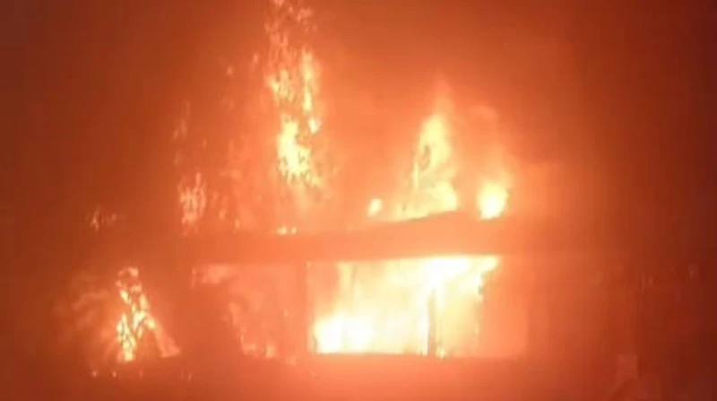 حريق هائل في مطعم شهير بثكنات المعادي.. والحماية المدنية تتدخل نشب حريق هائل في مطعم شهير بشارع 9 بمنطقة ثكنات المعادي، وتم الدفع ب 5 سيارات إطفاء