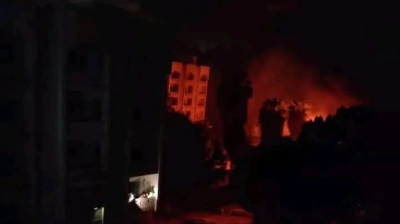 حريق في المدينة الجامعية لطالبات الأزهر بأسيوط شهدت المدينة الجامعية لطالبات جامعة الأزهر فرع أسيوط، مساء اليوم، اندلاع حريق مفاجئ في أحد مباني السكن الجامعي، ما أدى إلى حالة من ال