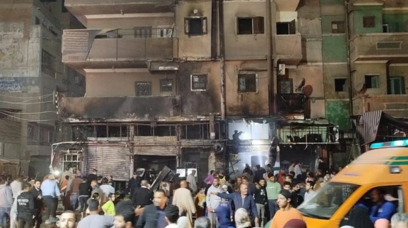 5 مصابين وتفحم 4 محلات في حريق مطعم مشويات بالمنيا أصيب 5 أشخاص وتفحم 4 محلات، إثر وقوع حريق مطعم مشويات بمنطقة أبو عرب التابعة لمدينة المنيا، وتم