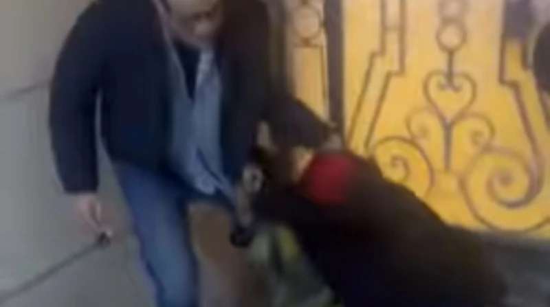 طبيب يعتدي على سيدة مكسورة القدم بالضرب المبرح في الزقازيق تداول رواد مواقع التواصل الاجتماعي فيديو لتعدي طبيب على سيدة مصابة بكسر في قدمها، بالضرب