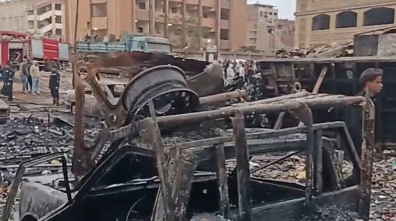 احتراق 14 سيارة وتفحم تروسيكلين وعربة كارو بالخصوص (فيديو وصور) كشفت التحريات الأولية في واقعة حريق جراج السيارات بمنطقة الخصوص بمحافظة القليوبية عن احتراق 14 سيارة، بينها سيارات م