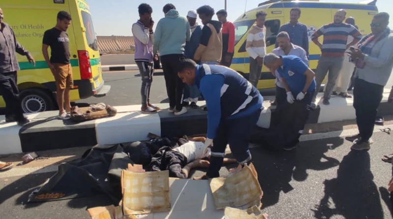 وفاة شخصين وإصابة آخر في تصادم بين سيارة وتوك توك بأسوان توفي فارس هاني إمبابي (16 عاما) وهيثم ياسر المنجد (22 عاما)، فيما أصيب محمود موافي طايع (32 عاما) في حادث تصادم بين سيارة ن
